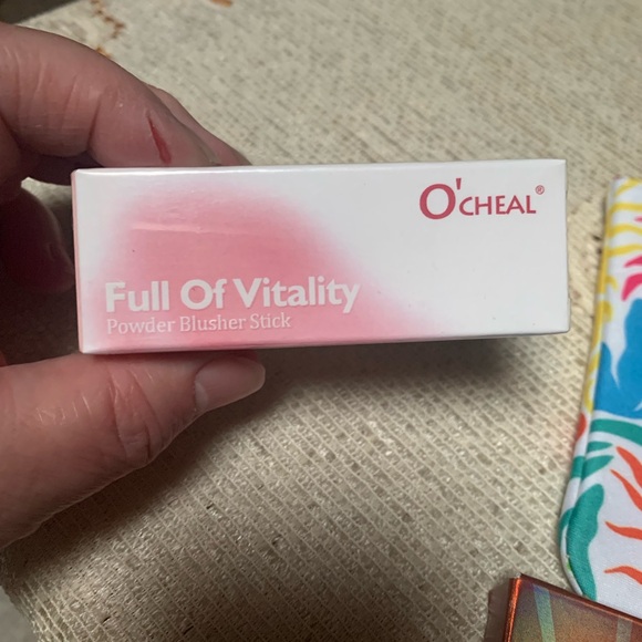 Makeup 5 Piece Bundle With Makeup Bag - Picture 2 of 7